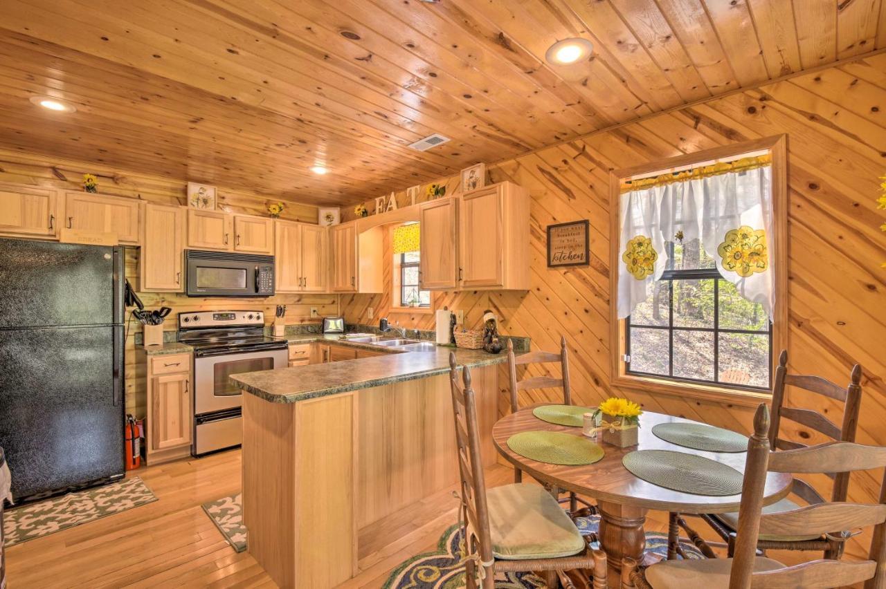 Cozy Hiawassee Cabin With Fire Pit And Mtn Views! 외부 사진